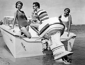 garçons sur un bateau à moteur hors-bord, 1963