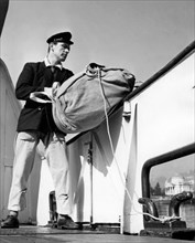 marin avec un canot de sauvetage pirelli, 1962