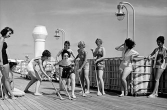 touristes jouant sur le bateau de croisière giulio cesare, 1959