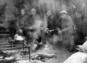 les explorateurs tullio monzino, pierino pession, guido monzino et jean bich au camp de base de paine, 1957 - 1958