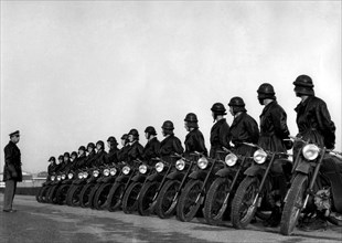 étudiants en moto à l'académie militaire de modène, 1964