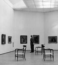 visiteur de l'exposition georges rouault, palais des arts modernes de milan, 1955