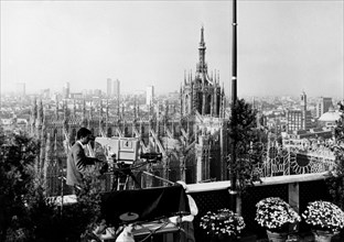 plan de télévision avec arrière-plan de la cathédrale de milan, 1964