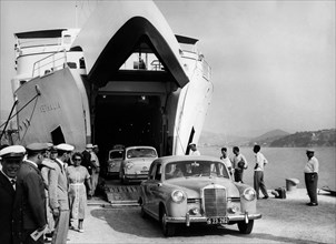 débarquement des voitures du ferry à portoferraio, 1959