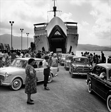 débarquement d'une voiture du ferry aethalia à portoferraio, 1961