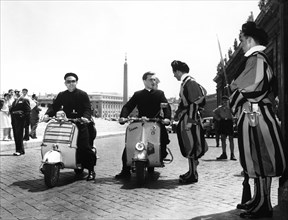 service du vatican, service vespa, prêtres motorisés et gardes suisses, 1957