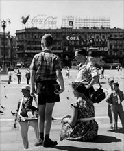 touristes à milan sur la piazza duomo, 1961