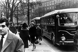 milan, ouvriers et employés des transports en commun, arrivée des bus sur la piazza castello, 1963