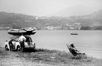 voyage au lac garlate avec une vue sur galbiate, 1960
