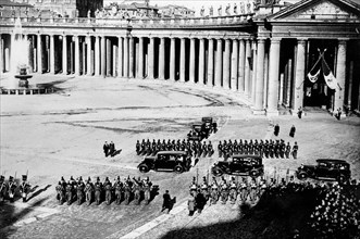 Pontifical troops in piazza san pietro. 1910-20