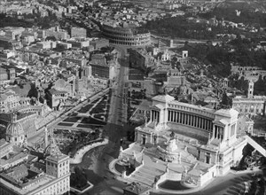 Rome. aerial view of the Victorian. 1930-40
