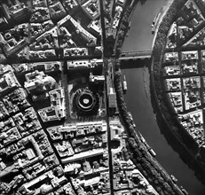 Aerial view of a stretch of the Tiber in Rome. 1955