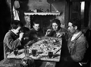 Italy. Lazio. a family from the Roman countryside for lunch. 1930