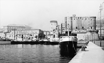 Beverello Pier. Maschio Angioino. Naples. Campania. Italy 1920 1930