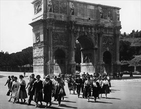 Tourists. Arco Di Costantino. Rome. 1958