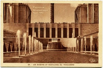 The fountain in the palace Trocadero.