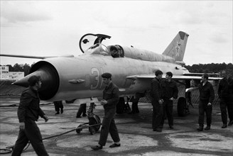 Mechanics around the MiG-21.