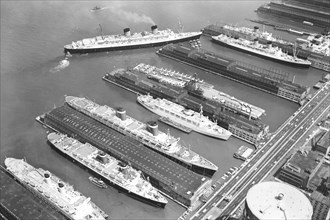 Usa. New York. Superliner Ship. Harbour. 1960s