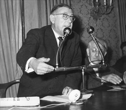 Lecture on the Algerian problem by Jean Paul Sartre, senator Parri on the right.