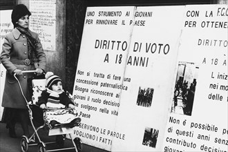 Italy, demonstration for  the vote  at  18 years, 1975