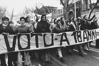 Italy, demonstration for  the vote  at  18 years, 1975