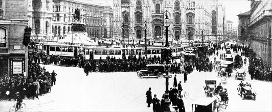 Piazza duomo, milano 1915