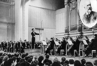 Roberto benzi conducting the USSR state symphony conservatoire's big hall, moscow, 1962
