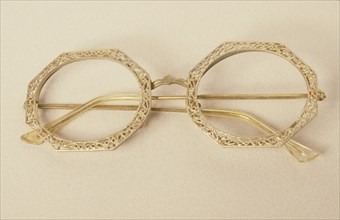 Metal decorated spectacles, XIX century