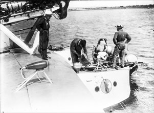 Efueling during the cruise of the eastern Mediterranean to the s55 of Colonel Aldo Pellegrini seaplane, 1929