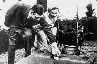 Laurence olivier and Vivienne Leigh on the grave of eleonora duse