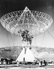 Radio telescope at the California Institute of Technology, owens valley, california, usa.1967
