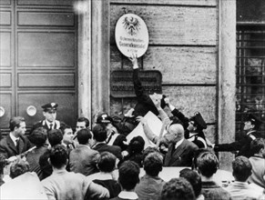 Demonstration in front of the Austrian Embassy on national border dispute roma 1960