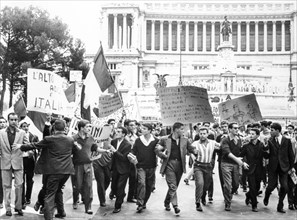 Demonstration in Piazza Venezia against the claim on the Austrian borders, roma 1960
