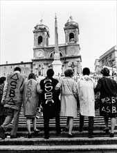 Manifestation in trinita dei monti of university students, rome 1966