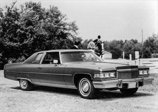 Cadillac coupe deville, 1975