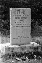 Clyde barrow and bonnie parker tombstone