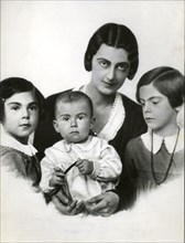Iolanda margherita of savoy with daughters ludovica, vittoria and guya, 1930