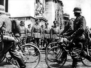 General georg von kuchler reviews german troops under the triumphal arch, paris, 1940