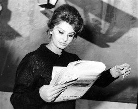 Sophia loren reading a newspaper in a break on the set of the movie el cid, 1961