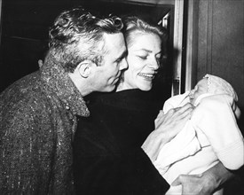 Laurell bacall, jason robards leave the new york hospital with his son sam, 1965