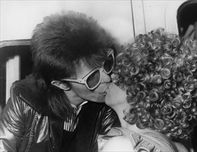 David bowie kissing angela bowie, 1973