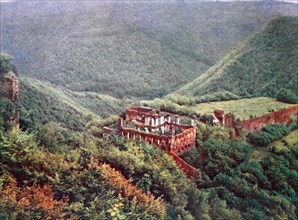 The castle ruin Waldeck on the Hunsrück in 1910, Rhineland-Palatinate, Germany, photograph,