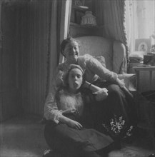 Grand Duchesses Maria and Anastasia Nikolaevna of Russia mugging for the camera in 1915 or 1916