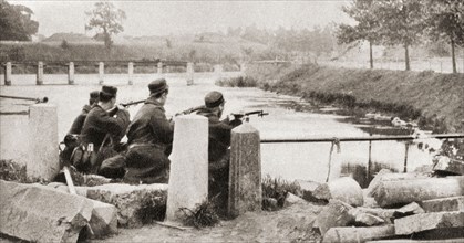 A rearguard remain to prevent the advancing Germans from repairing the bridge blown up by the retreating Belgians at Termonde.