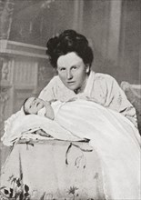 Wilhelmina of the Netherlands with her newly born daughter Princess Juliana.