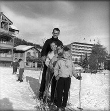 Rik van Steenbergen and his children skiing holydays Arosa 1956.