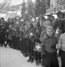 Children wave to General Guisan, 1943.