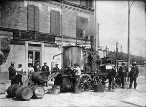 The first heating machine for tar in the world, 1904.