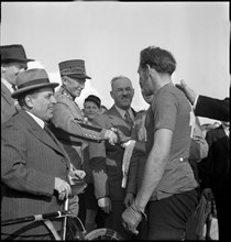 General Guisan congratulates Pierre Champion, Renens 1946.