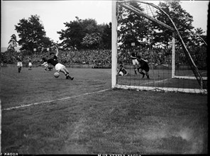 Football WC in Switzerland 1954: Hungary - South Korea; keeper Hong Duk-Yung.